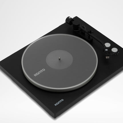 Kanto Audio TT-AM върху черен грамофон Kanto, изглед под ъгъл на сив фон