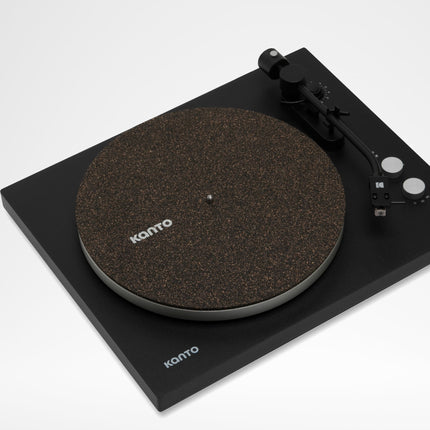 Kanto Audio TT-CRM върху черен грамофон Kanto, изглед под ъгъл на сив фон