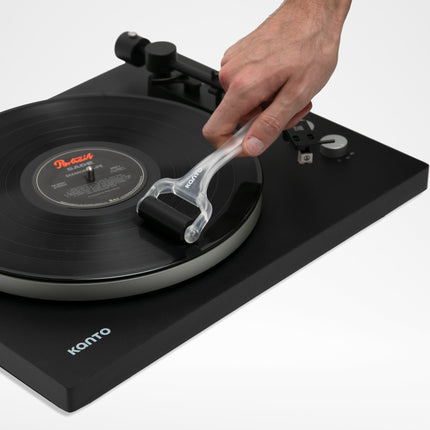 Силиконовият валяк Kanto Audio TT-GKIT върху винилова плоча на грамофон Kanto
