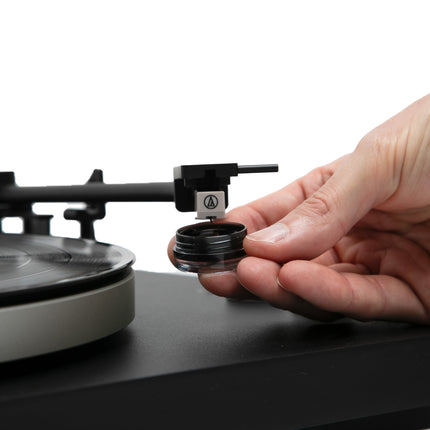 Бурканчето с гел Kanto Audio TT-GKIT, поднесено под иглата на грамофон