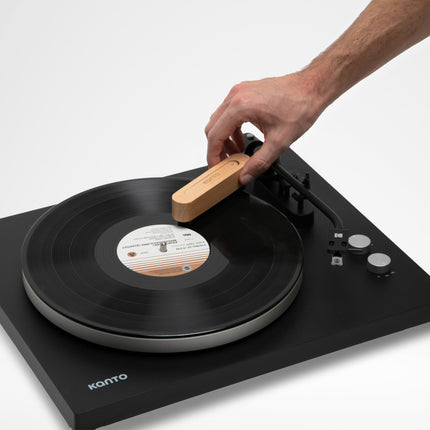 Четката Kanto Audio TT-SB почиства винилова плоча на грамофон Kanto