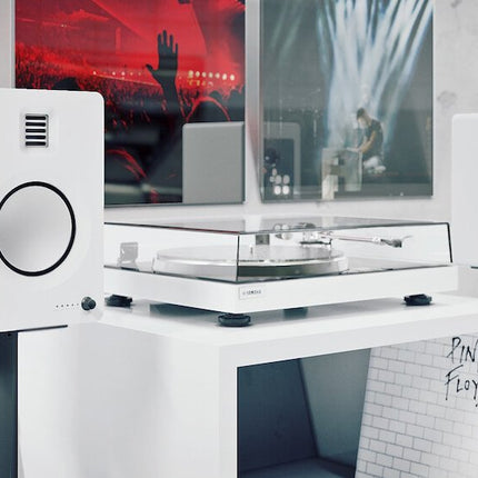 Чифт Kanto Audio TUK White на стойки, с грамофон между тонколоните