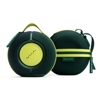 DEVIALET Mania Moss Green lângă geanta Cocoon închisă, în aceeași culoare