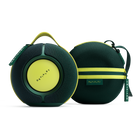DEVIALET Mania Moss Green lângă geanta Cocoon închisă, în aceeași culoare