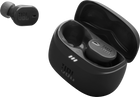 Слушалки JBL Tune Buds 2 (черно): отворен калъф за зареждане и една слушалка до него