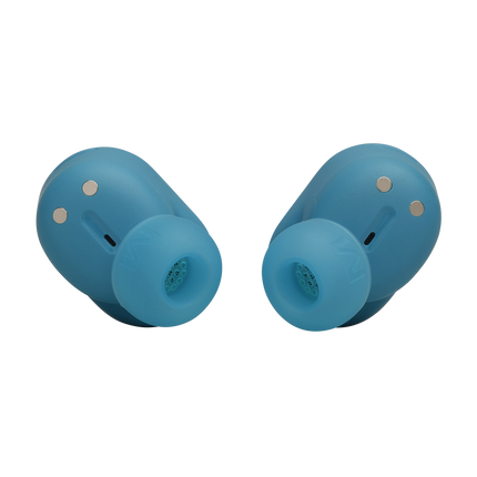 Слушалки JBL Tune Buds 2 (тюркоазено): двете слушалки откъм ухото
