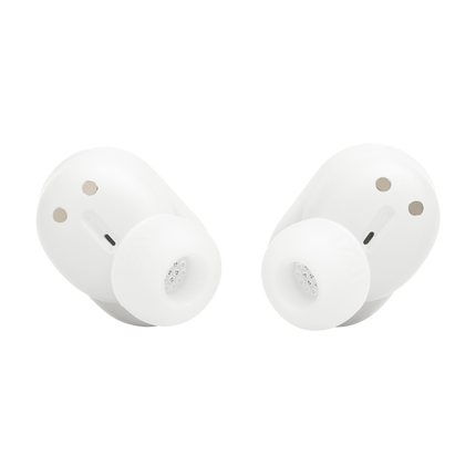 Слушалки JBL Tune Buds 2 (бяло): двете слушалки откъм ухото
