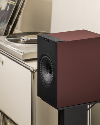 KEF Coda W, finisaj Vintage Burgundy, fotografie în ambient