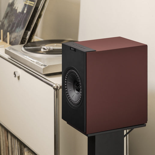 KEF Coda W, finisaj Vintage Burgundy, fotografie în ambient