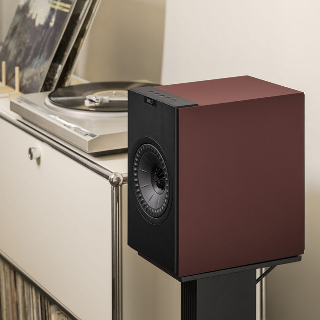 KEF Coda W, finisaj Vintage Burgundy, fotografie în ambient