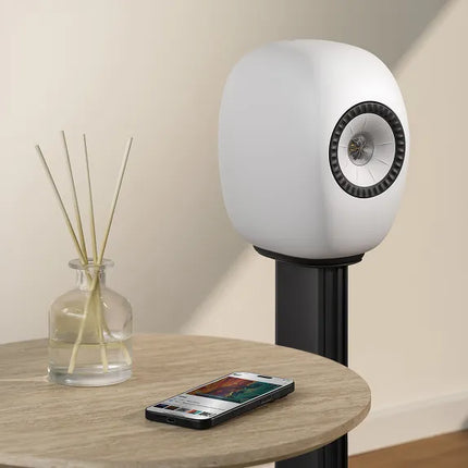 KEF LS Luxe Mineral White pe stand, comandat din aplicația KEF Connect de pe telefon