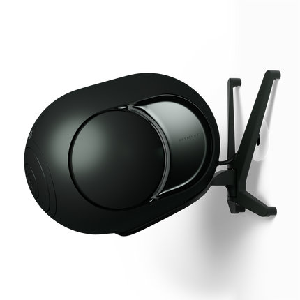 Suportul de perete Devialet Gecko în finisaj Deep Forest, cu o boxă Phantom Ultimate 108 dB montată, vedere în unghi