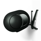 Suportul de perete Devialet Gecko în finisaj Deep Forest, cu o boxă Phantom Ultimate 108 dB montată, vedere în unghi
