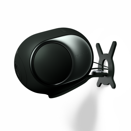 Suportul de perete Devialet Gecko în finisaj Deep Forest, cu o boxă Phantom Ultimate 98 dB montată, vedere în unghi