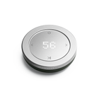 Telecomanda Devialet Remote în finisaj Deep Forest, vedere de sus, cu afișajul aprins