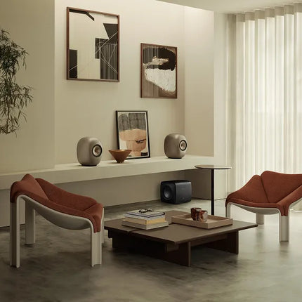 KEF LS Luxe într-un living, cu subwoofer KEF conectat
