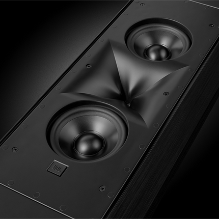 Prim-plan cu wooferele de 130 mm ale boxei JBL Synthesis SCL-9, cu incinta asezata orizontal