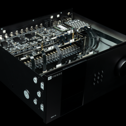 Interiorul procesorului JBL Synthesis SDP-70, cu placile de procesare suprapuse