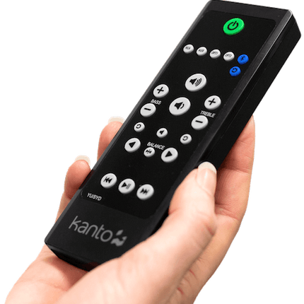 Дистанционното на тонколоните Kanto Audio YU в ръка