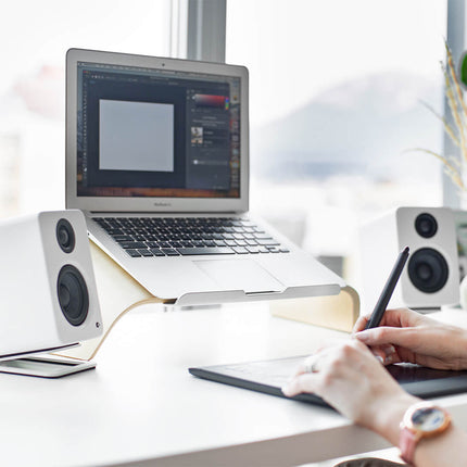 Бели тонколони Kanto Audio YU2 на бюро, до лаптоп и микрофон