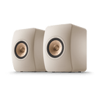KEF LS50 Meta, finisaj Sand Shell, vedere din față și lateral