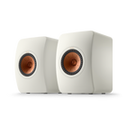 KEF LS50 Meta, finisaj Mineral White, vedere din față și lateral