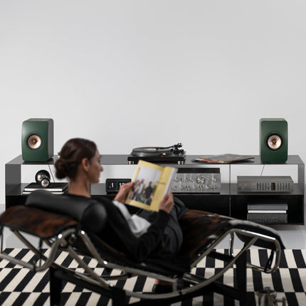 KEF LS50 Meta, finisaj Moss Green, fotografie în ambient