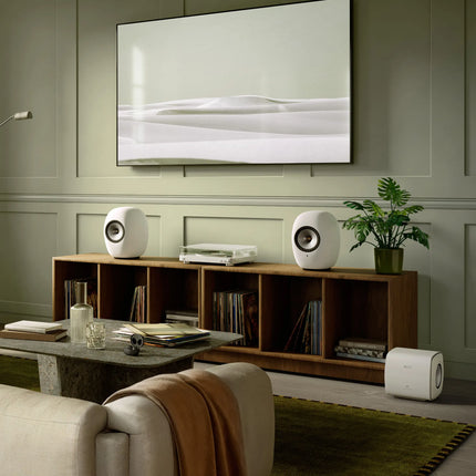 KEF LS Luxe Mineral White cu subwoofer, în living
