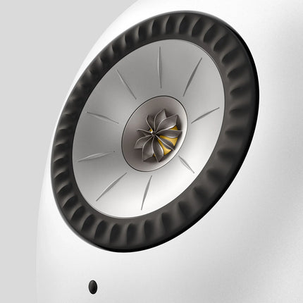 Driverul Uni-Q® gen. 12 — detaliu, finisaj Mineral White