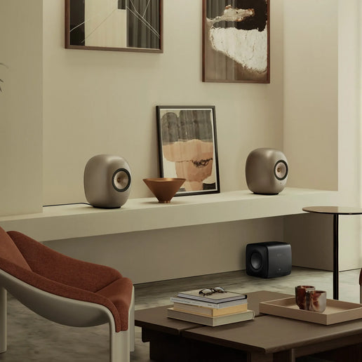KEF LS Luxe Dusk Titanium pe raft, în living