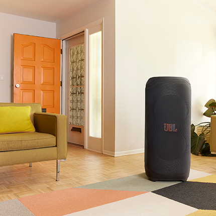 JBL PartyBox Ultimate в калъфа JBL PartyCover Ultimate, в обстановка на парти