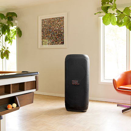 JBL PartyBox Ultimate в калъфа JBL PartyCover Ultimate, в обстановка на парти