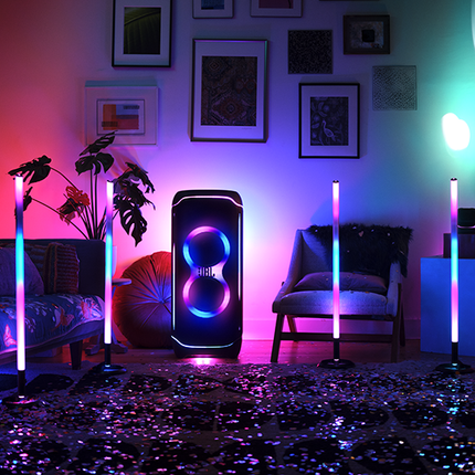 Няколко светещи JBL PartyLight Stick около тонколона JBL PartyBox