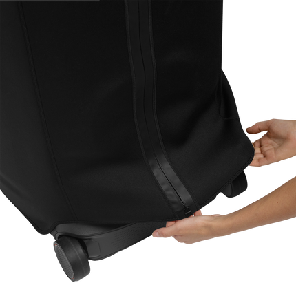 Калъфът JBL PartyCover Ultimate, опънат с ръка над основата на тонколоната