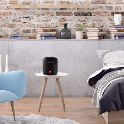 JBL Tuner XL на масичка в светла спалня