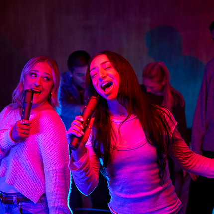 Приятели пеят караоке с микрофоните JBL EasySing Mics