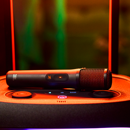 Микрофон JBL EasySing Mics върху тонколона JBL PartyBox