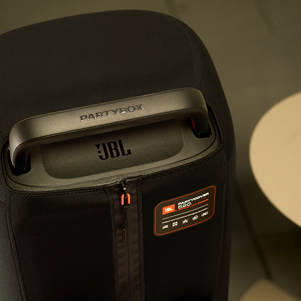 JBL PartyBox 520 в калъфа JBL PartyCover 520, в обстановка на парти
