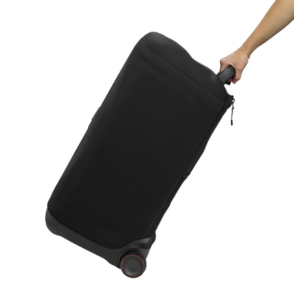 JBL PartyBox 520 в калъфа JBL PartyCover 520, теглена на колелата си