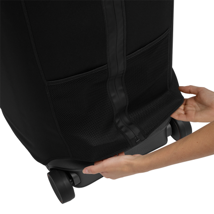 Калъфът JBL PartyCover 520, опънат с ръка над основата на тонколоната