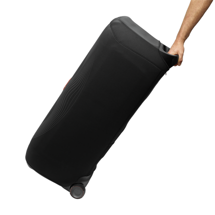 JBL PartyBox 720 в калъфа JBL PartyCover 720, теглена на колелата си