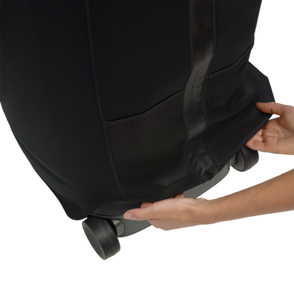 Калъфът JBL PartyCover 720, опънат с ръка над основата на тонколоната