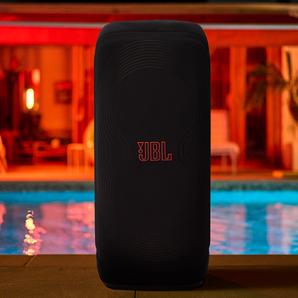 JBL PartyBox 720 в калъфа JBL PartyCover 720, в обстановка на парти