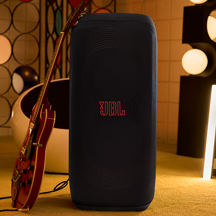JBL PartyBox 720 в калъфа JBL PartyCover 720, в обстановка на парти