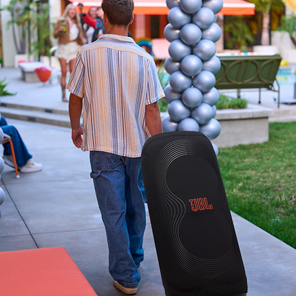 JBL PartyBox 720 в калъфа JBL PartyCover 720, в обстановка на парти