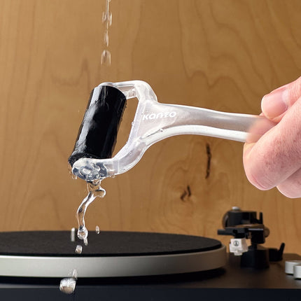 Силиконовият валяк Kanto Audio TT-GKIT, изплакван под течаща вода