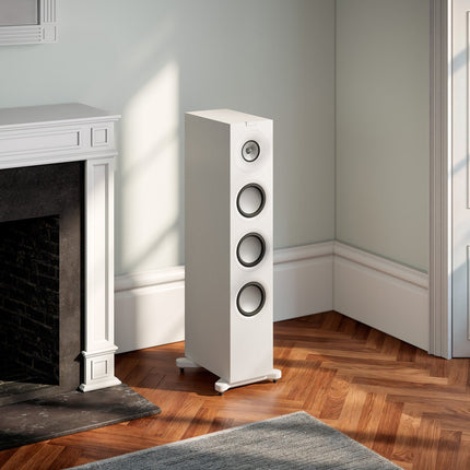 KEF Q11 Meta, finisaj Satin White, fotografie în ambient, vedere laterală