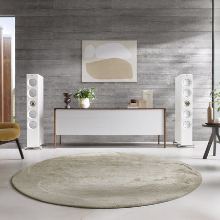 KEF Reference 5 Meta, finisaj High Gloss White / Champagne, fotografie în ambient