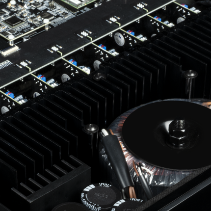 Etajul de amplificare pe noua canale al JBL Synthesis SDR-40, vazut din interior