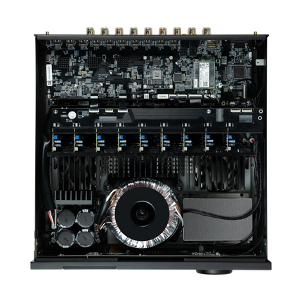 Interiorul JBL Synthesis SDR-40, cu transformatorul toroidal si radiatoarele etajului final